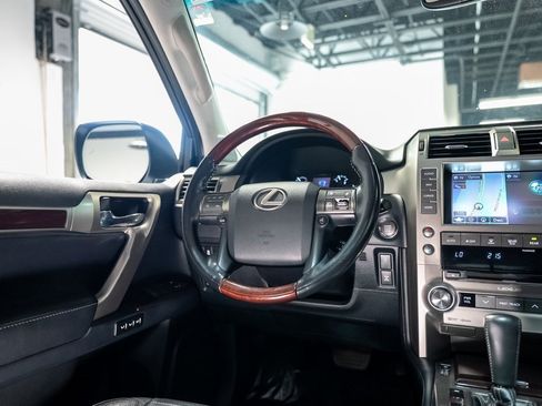 Used 2017 Lexus GX 460 Premium w/ Premium Package image 42