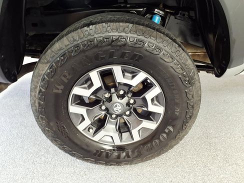 Used 2022 Toyota Tacoma TRD Off-Road w/ Technology Package AWD/4WD image 4