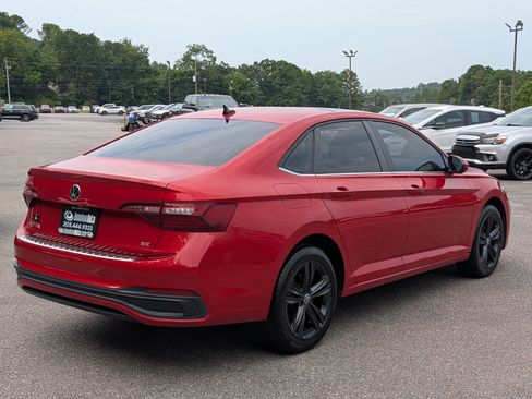 Used 2022 Volkswagen Jetta SE w/ Panoramic Sunroof Package FWD image 9