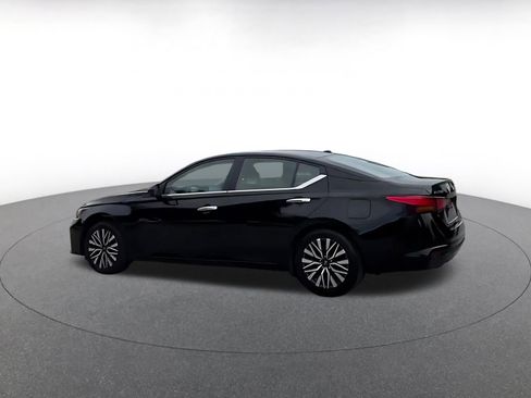 Used 2025 Nissan Altima 2.5 SV FWD image 9