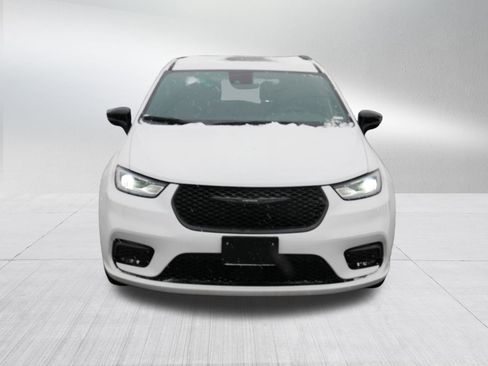 Used 2024 Chrysler Pacifica Limited w/ S Appearance Package image 2