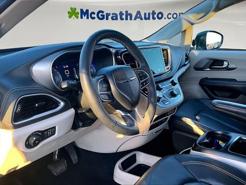 Used 2022 Chrysler Pacifica Touring-L image 17