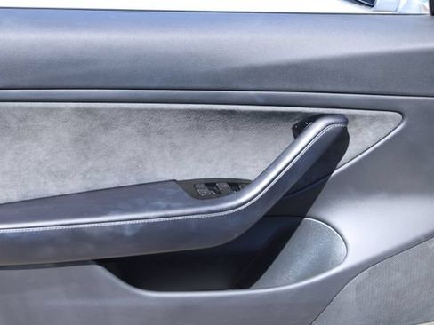 Used 2018 Tesla Model 3 Long Range RWD image 9