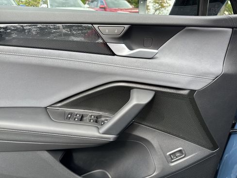 New 2025 Volkswagen Tiguan SE R-Line image 15