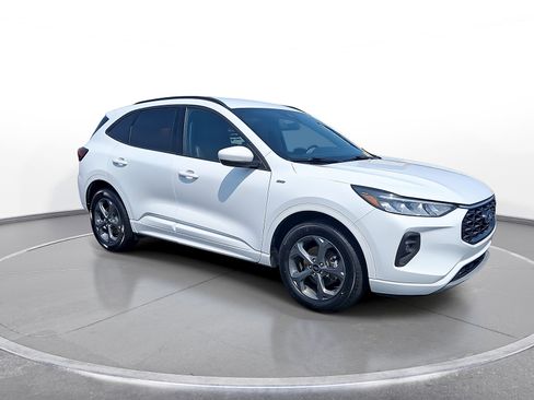 Used 2023 Ford Escape ST-Line Select AWD/4WD image 2