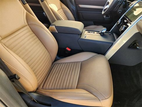 Used 2024 Land Rover Discovery Dynamic SE image 14