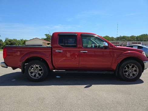 Used 2017 Nissan Frontier SL w/ Moonroof Package AWD/4WD image 3