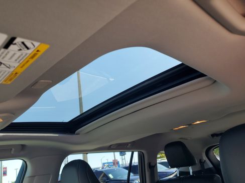 Used 2025 Toyota Highlander XLE FWD image 25