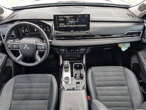 Used 2025 Mitsubishi Outlander SE image 25