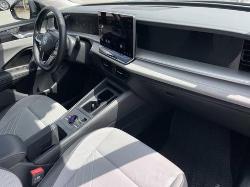 Used 2026 Volkswagen Tiguan SE w/ Panoramic Sunroof Package FWD image 29
