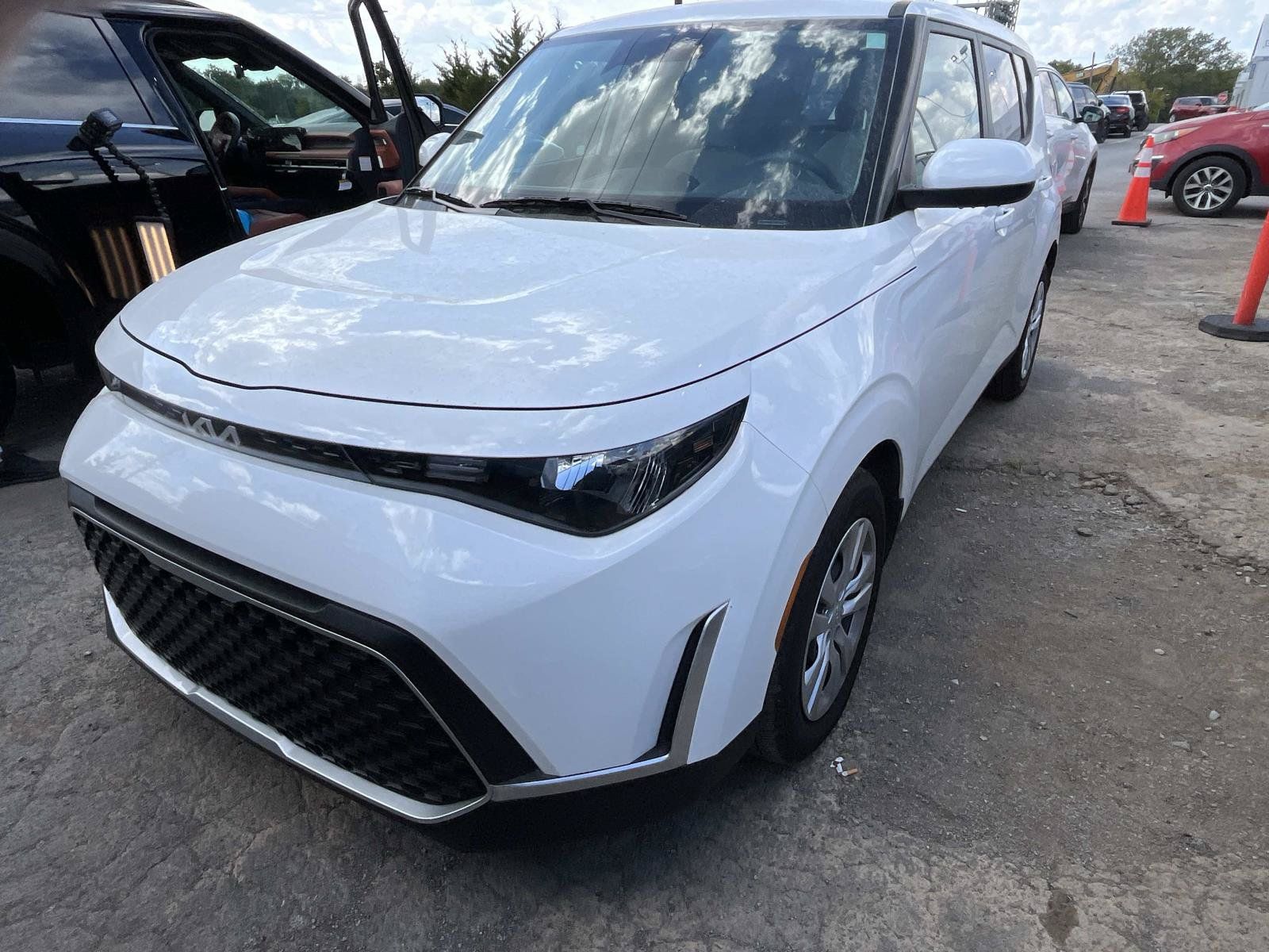 Used 2025 Kia Soul LX FWD image 2