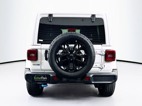 Used 2024 Jeep Wrangler Unlimited Sahara w/ Technology Group AWD/4WD image 7