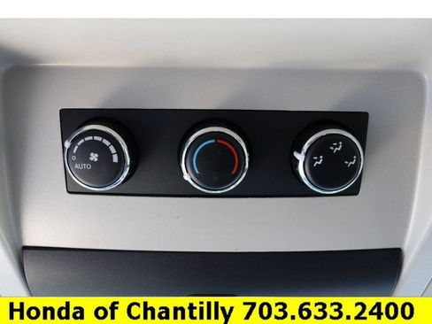 Used 2013 Chrysler Town & Country Touring-L image 22