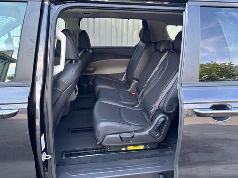 Used 2025 Kia Carnival EX FWD image 5