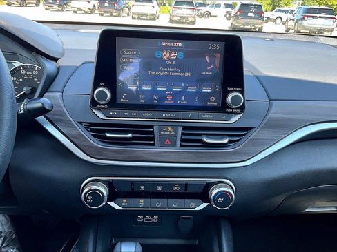 Used 2025 Nissan Altima 2.5 SV FWD image 31