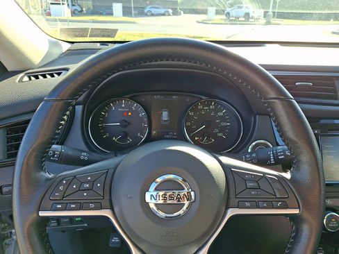 Used 2020 Nissan Rogue SV image 18