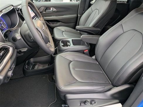 New 2026 Chrysler Pacifica Select image 11