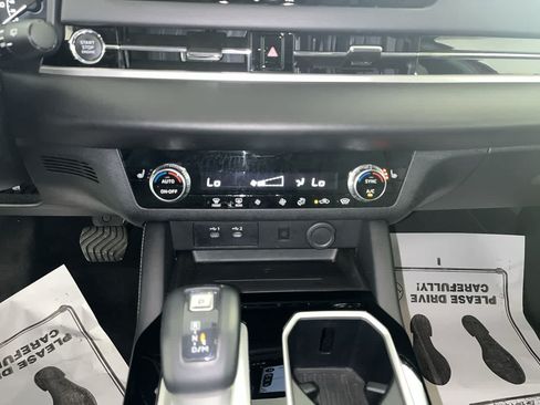 Used 2025 Mitsubishi Outlander AWD image 21