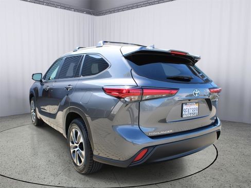 Used 2023 Toyota Highlander XLE FWD image 6