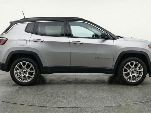 Used 2025 Jeep Compass Limited image 11