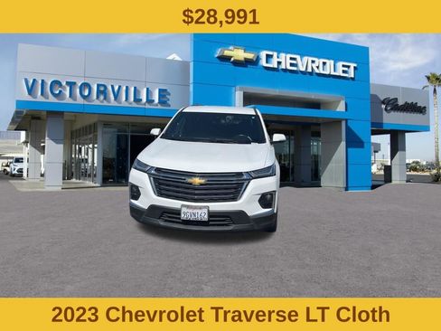 Used 2023 Chevrolet Traverse LT FWD image 2
