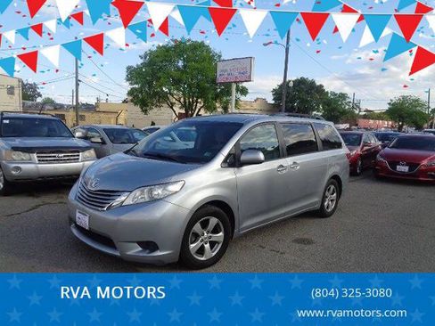 Used 2017 Toyota Sienna LE image 1