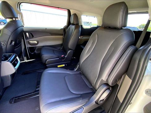 Used 2026 Kia Carnival EX FWD image 23