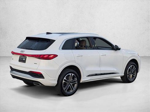 Certified 2025 Audi Q5 Premium w/ Convenience Package image 2