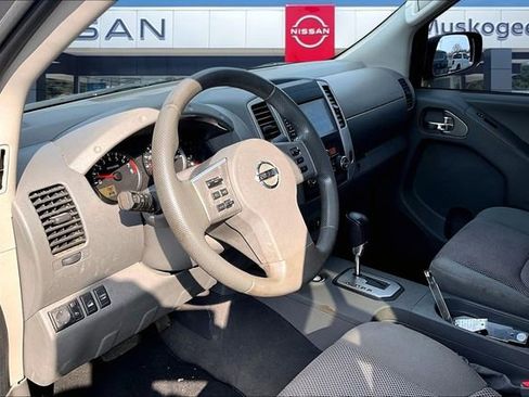 Used 2020 Nissan Frontier SV image 14