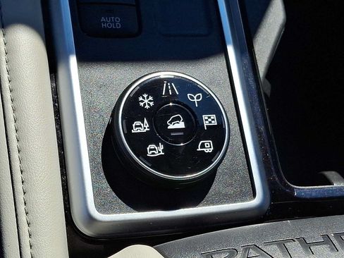 Used 2022 Nissan Pathfinder SV AWD/4WD image 23
