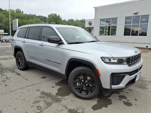 New 2026 Jeep Grand Cherokee L 4WD image 2