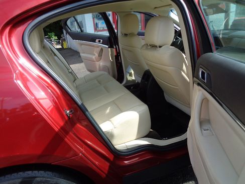 Used 2014 Lincoln MKS image 18