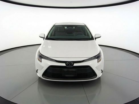 Used 2025 Toyota Corolla LE image 2