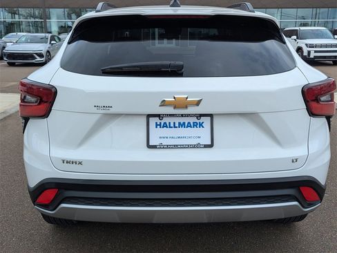 Used 2025 Chevrolet Trax LT image 3