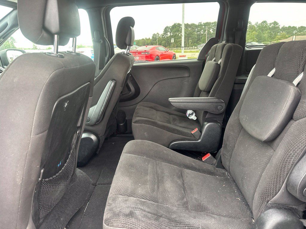 Used 2018 Dodge Grand Caravan SE FWD image 12