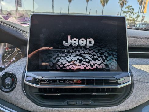 Used 2023 Jeep Compass Latitude image 16