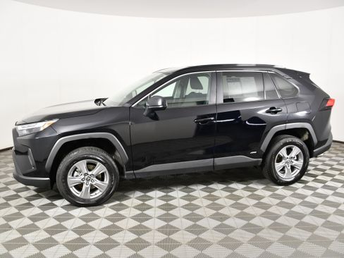Used 2025 Toyota RAV4 LE AWD/4WD image 9
