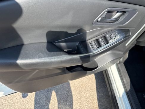 Used 2024 Nissan Rogue S FWD image 11