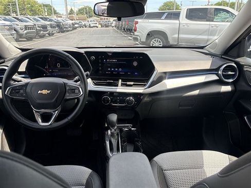 Used 2024 Chevrolet Trax LT w/ Driver Confidence Package FWD image 19