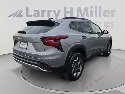 Used 2025 Chevrolet Trax LT w/ Driver Confidence Package FWD image 5