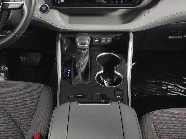 Used 2024 Toyota Highlander LE FWD image 25