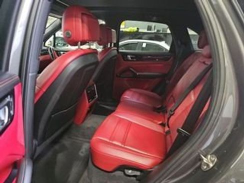 Used 2023 Porsche Cayenne Platinum Edition image 8