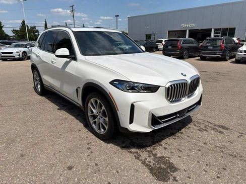 Used 2024 BMW X5 xDrive40i w/ Premium Package AWD/4WD image 3