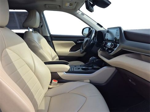 Used 2021 Toyota Highlander XLE image 15