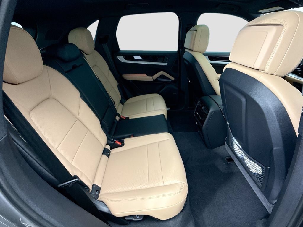 Used 2026 Porsche Cayenne AWD/4WD image 23