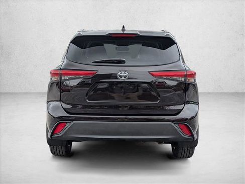 Used 2022 Toyota Highlander XLE AWD/4WD image 7