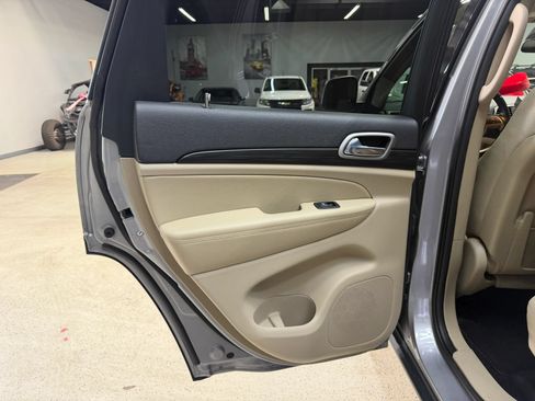 Used 2021 Jeep Grand Cherokee Laredo RWD image 15