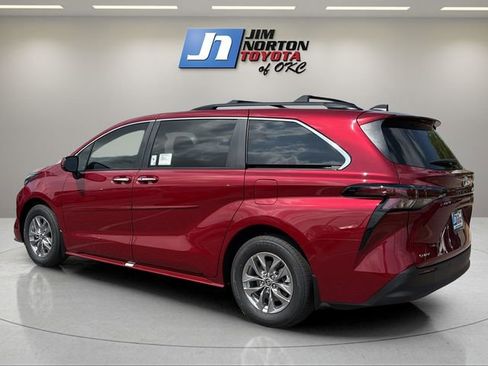 New 2026 Toyota Sienna XLE FWD image 7
