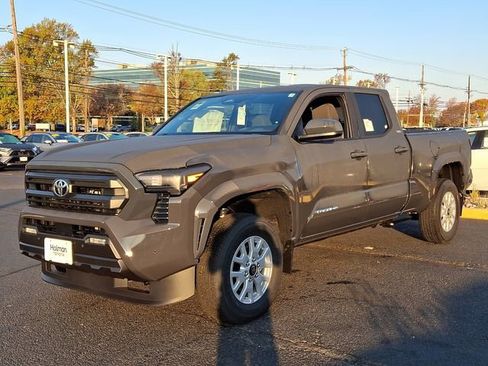Certified 2024 Toyota Tacoma SR5 AWD/4WD image 4