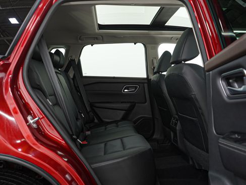 Used 2021 Nissan Rogue SV w/ Premium Package image 14